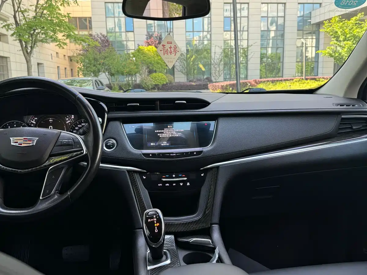 Photo 13 - Cadillac XT5