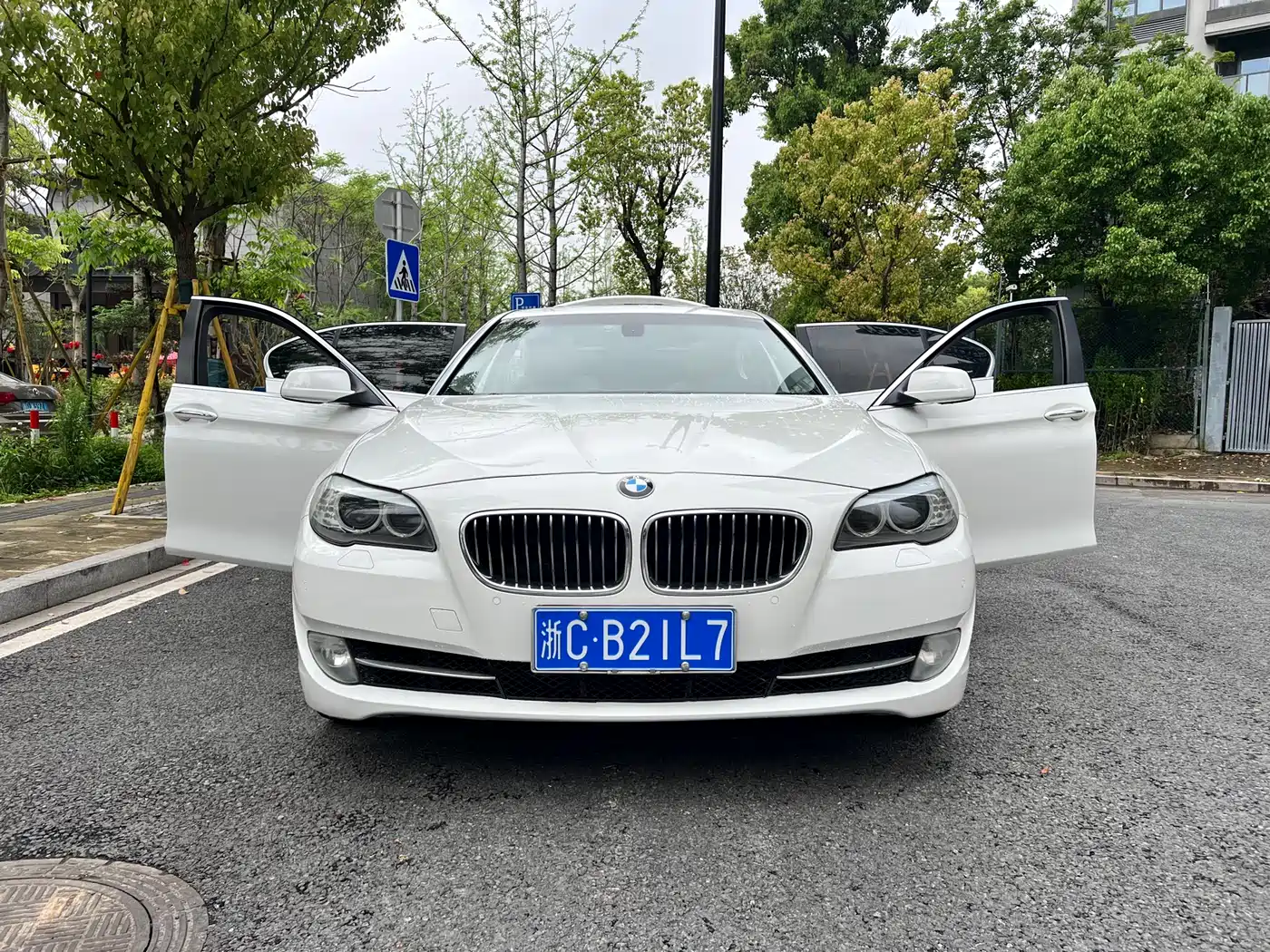 BMW 5 Series 2011 535Li Leading фото 23