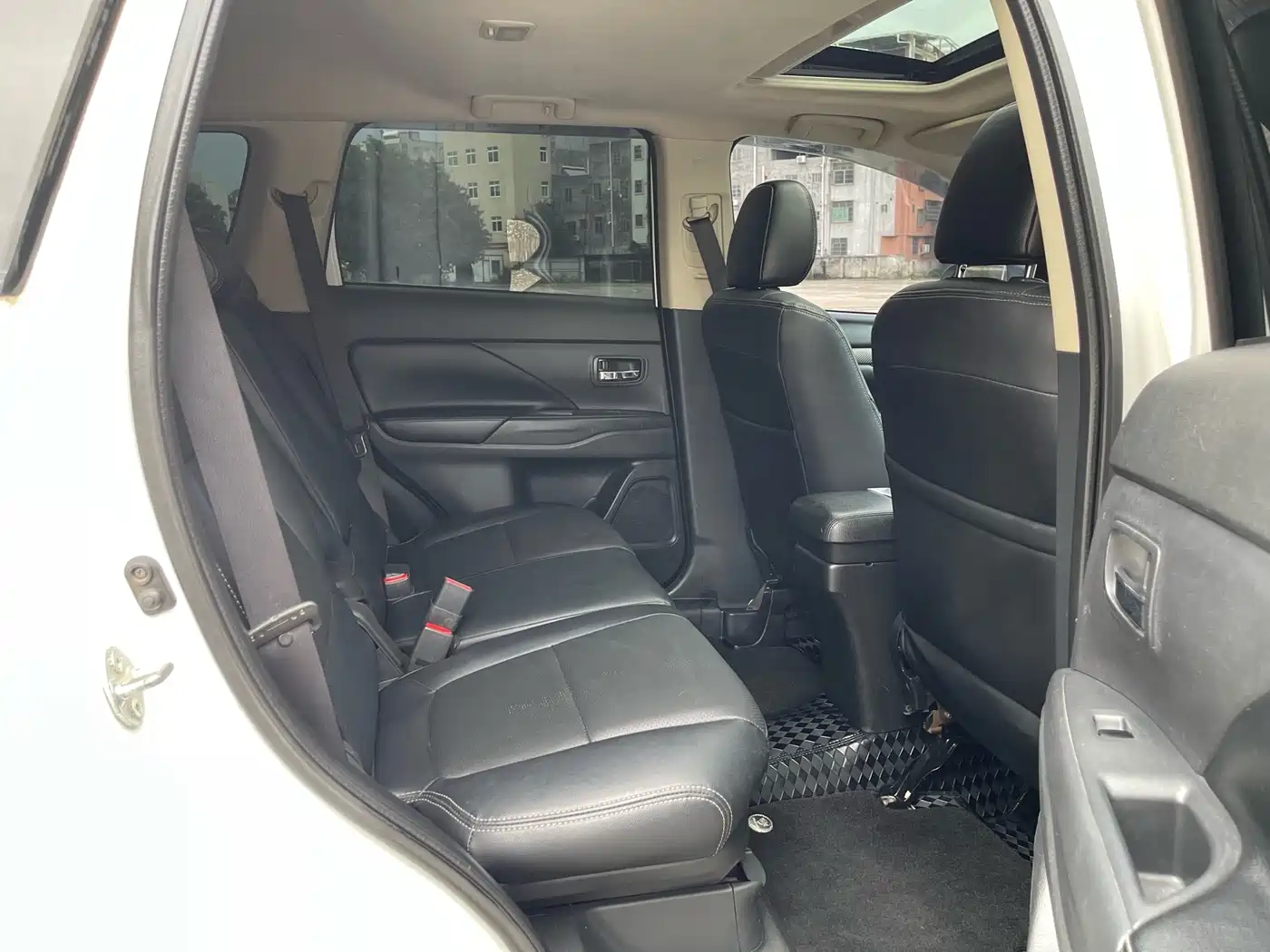 Mitsubishi Outlander (Import) 2014 2.4L 4WD Luxury Value Edition 5-seater фото 9
