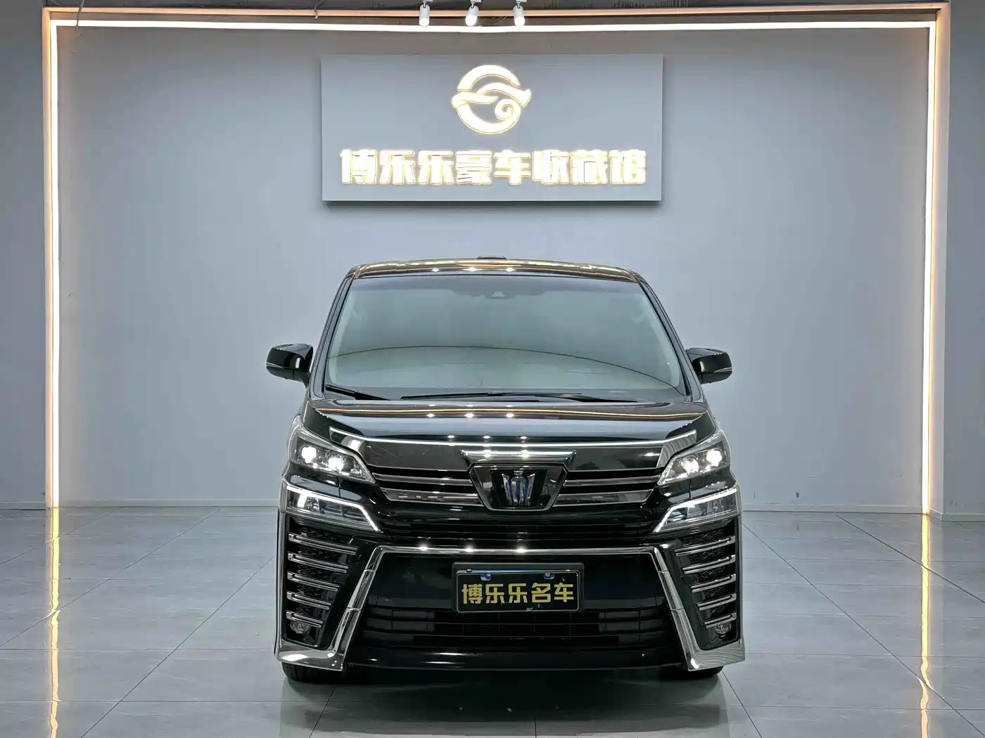 Toyota Vellfire 2020 Twin Engine 2.5L HV Luxury Edition фото 2