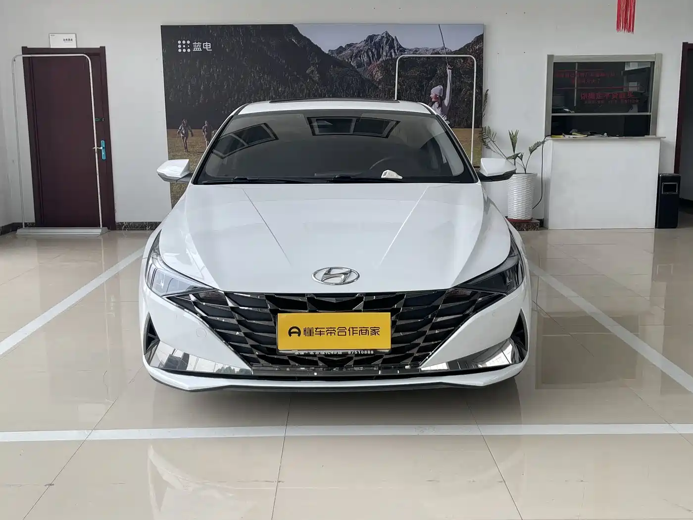 Hyundai Elantra 2022 1.5L CVT LUX Premium Edition фото 2