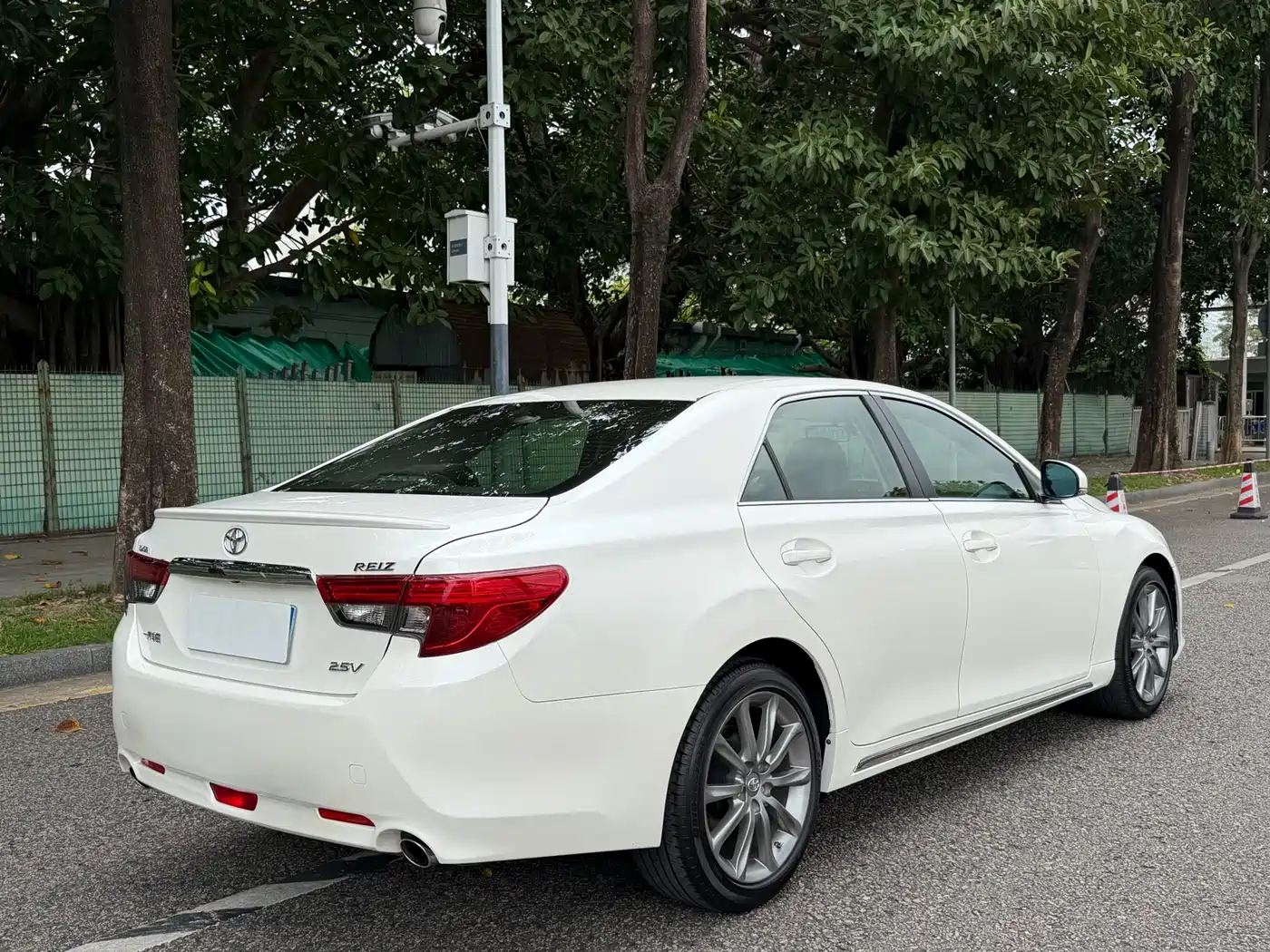 Toyota Reiz 2013 2.5V Shangrui Navigation Edition фото 4
