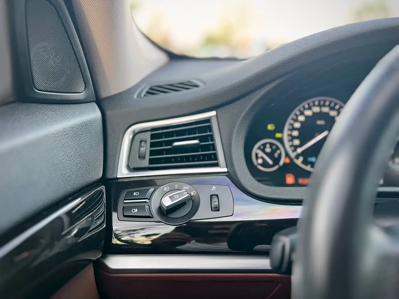 BMW 5 Series GT 2015 528i Leading фото 14