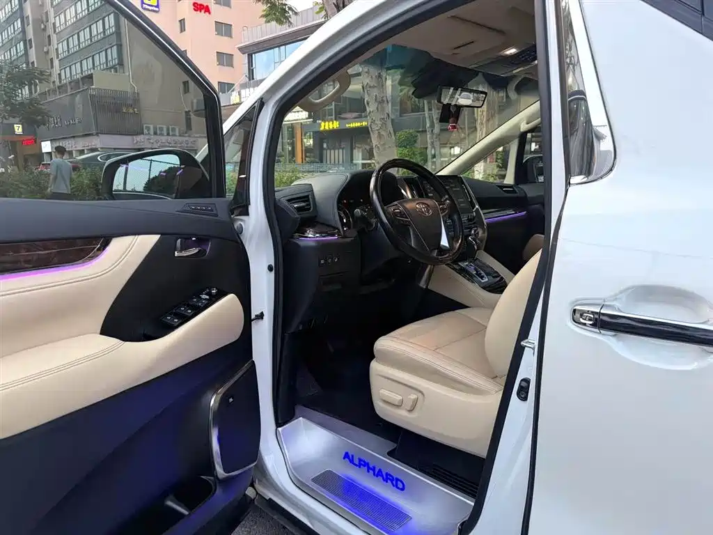 Toyota Alphard 2021 Hybrid 2.5L Luxury фото 4