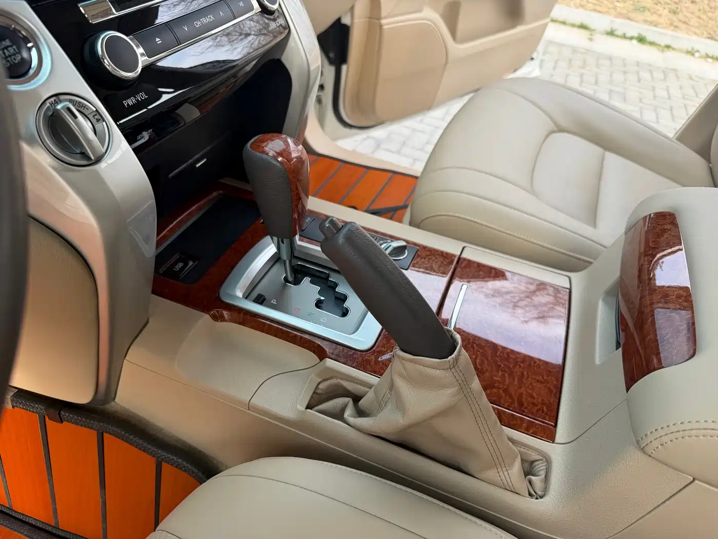 Toyota Land Cruiser 2012 4.6L Automatic VX-R фото 18
