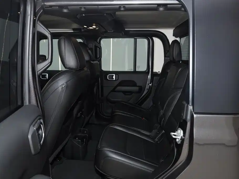 Photo 18 - Jeep Gladiator