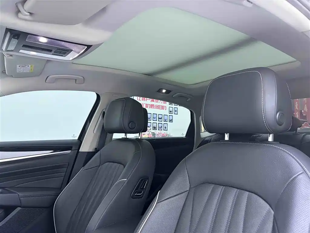 Volkswagen Passat 2022 330TSI Luxury Edition фото 27