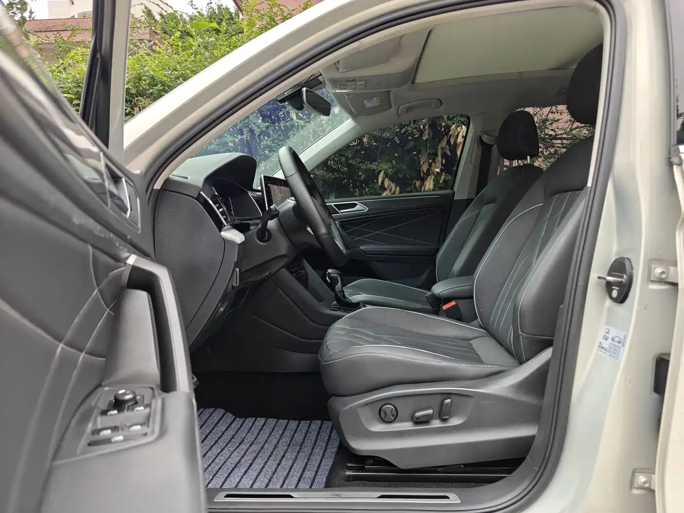 Volkswagen Tiguan L 2022 380TSI Automatic 4WD R-Line Cross Edition 7-Seater фото 6