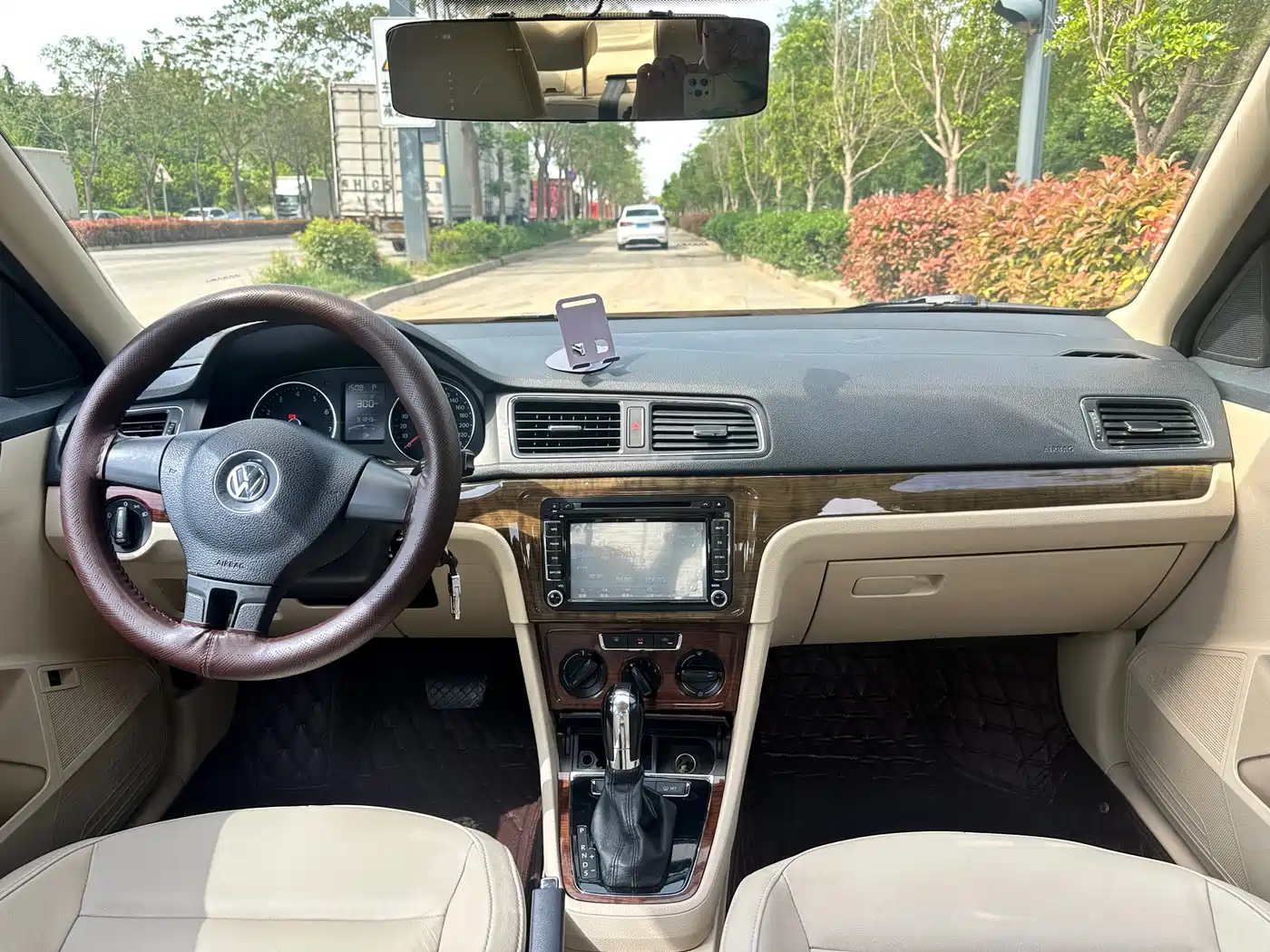 Volkswagen Lavida 2015 1.6L Automatic Comfort Edition фото 10