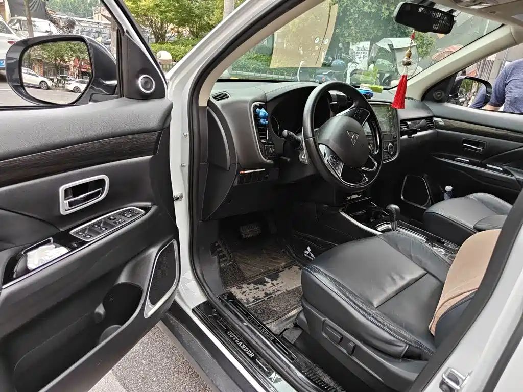 MITSUBISHI OUTLANDER