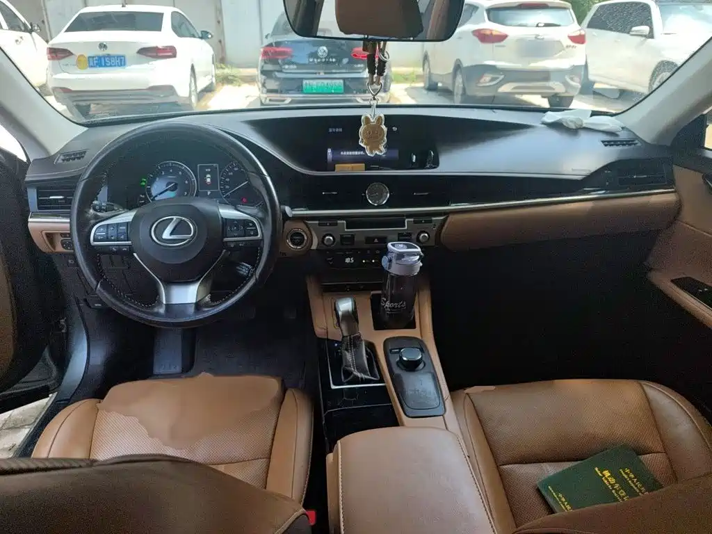 Фото 13 - Lexus ES