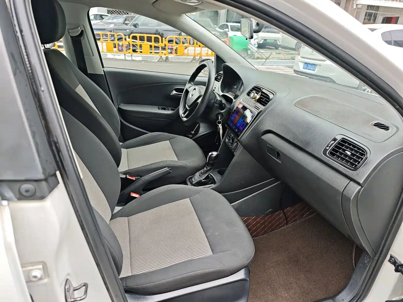 Volkswagen Polo 2016 1.4L Automatic Trend фото 11