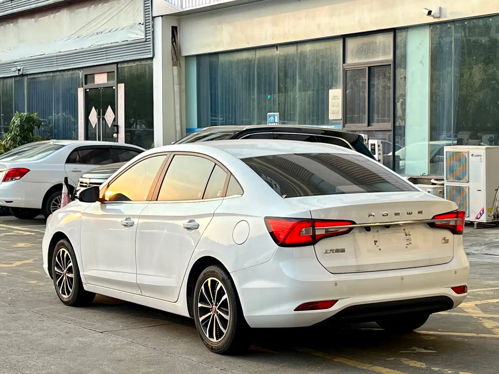 Фото 12 - Roewe i5