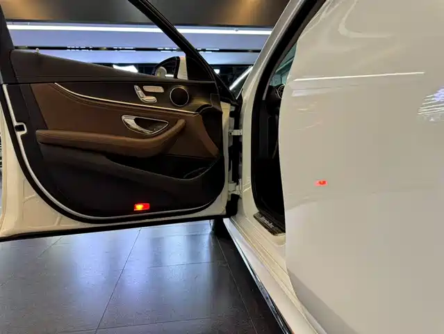 Mercedes-Benz E-Class 2018 Facelift E 200 L Sport — фото 5