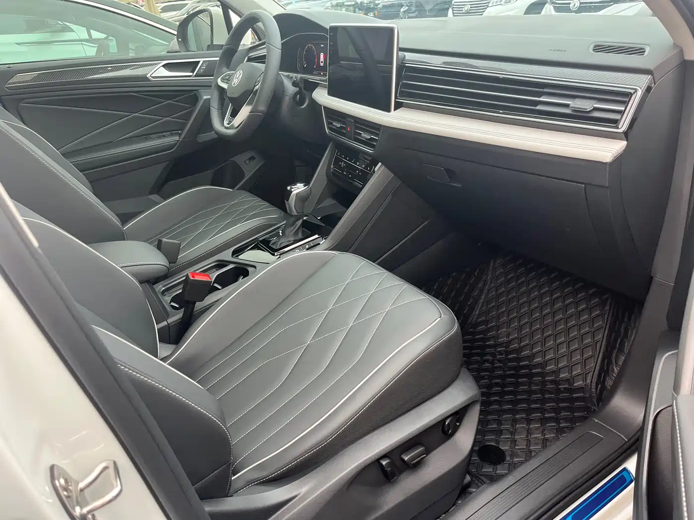 Volkswagen Tiguan L 2024 330TSI Automatic 2WD R-Line Premium Enjoyment Edition фото 10