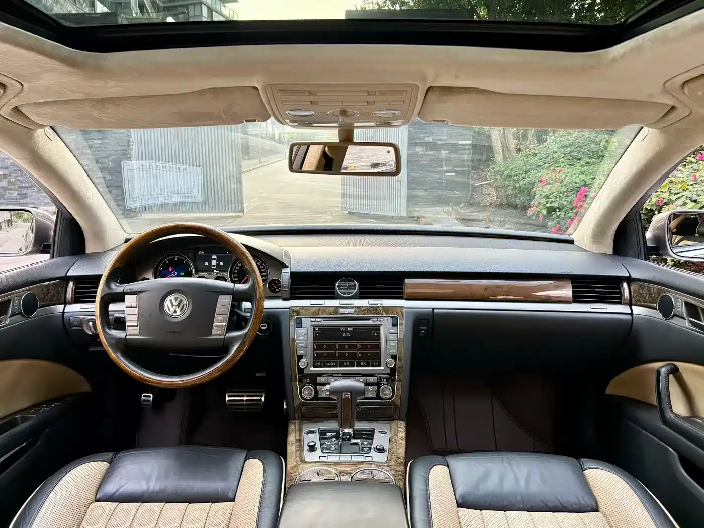 Volkswagen Phaeton 2009 Model 3.6L V6 5-seat Extended Luxury фото 5