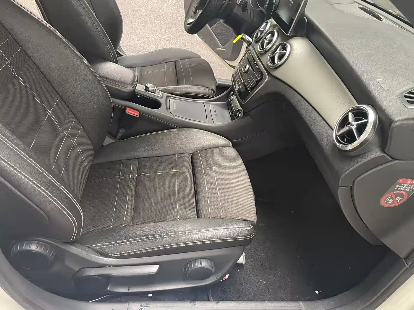 Mercedes-Benz CLA (Import) 2016 CLA 200 Fashion фото 12