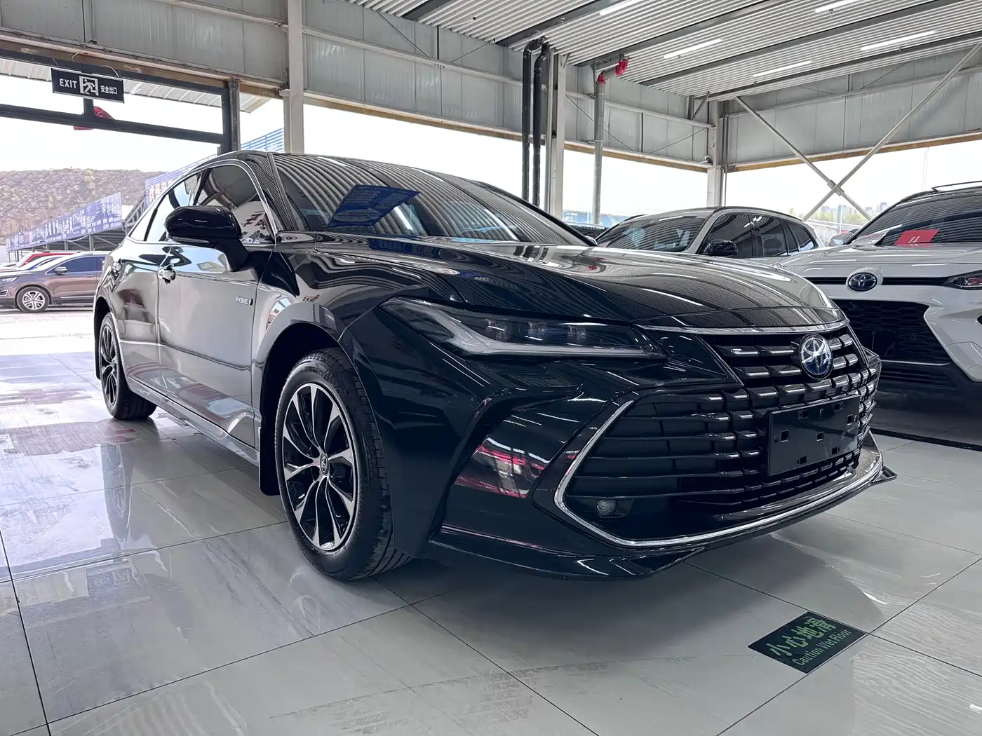 Toyota Avalon 2023 Hybrid 2.5L Luxury Edition фото 3