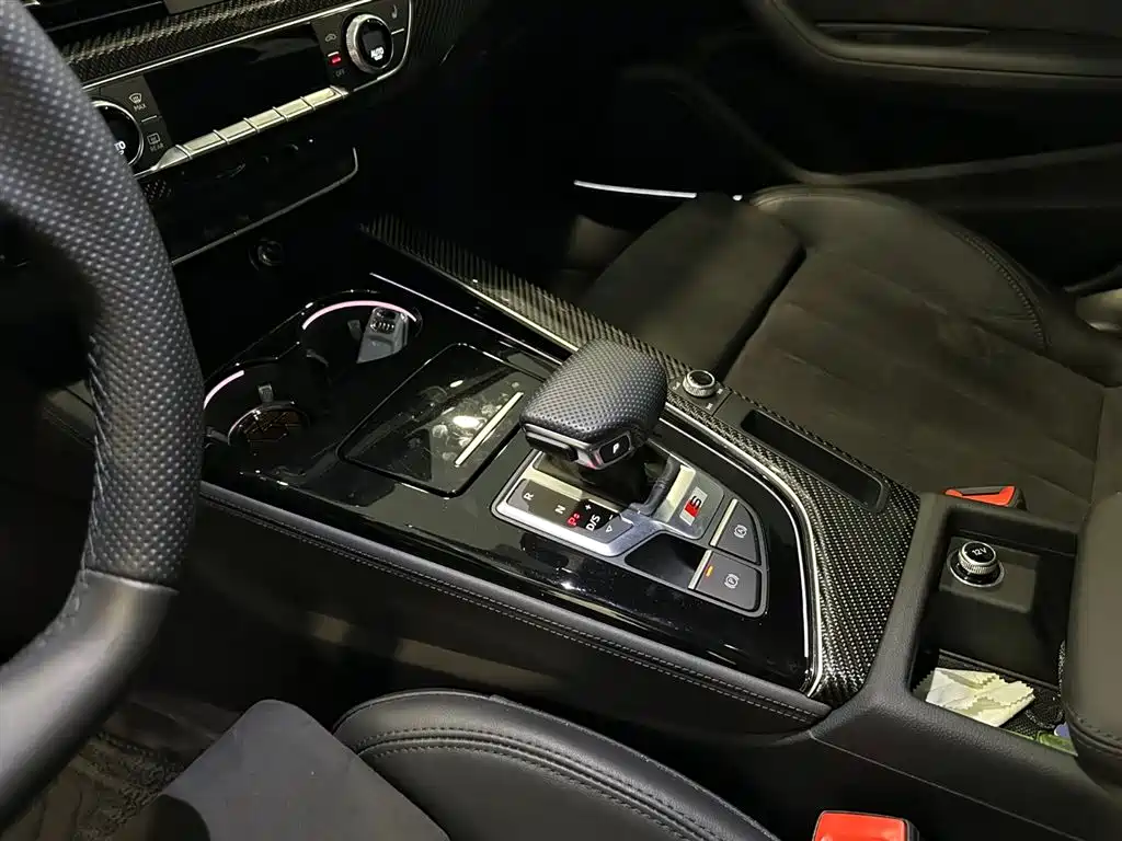 Фото 13 - Audi A4L