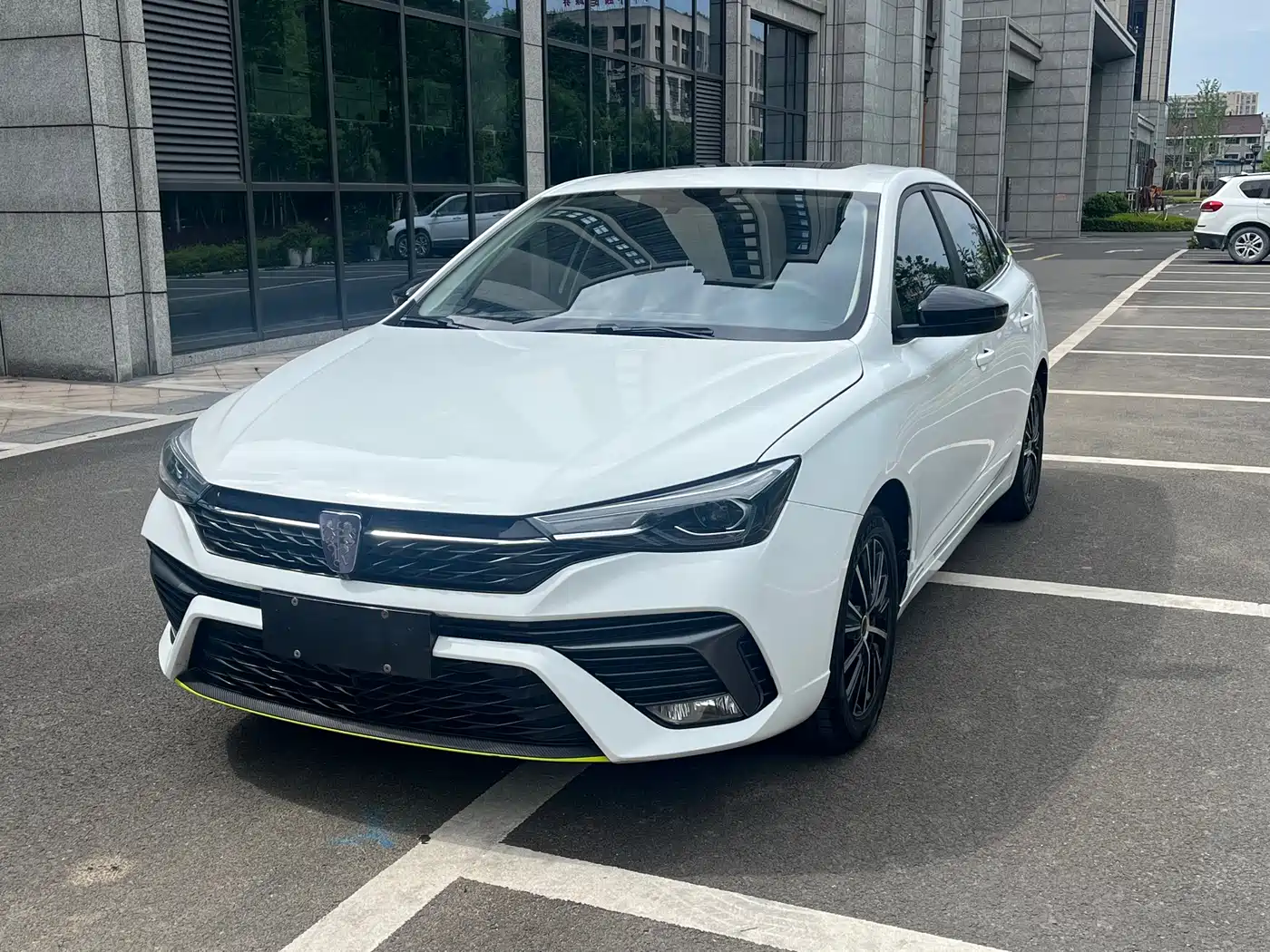 Фото 1 - Roewe i5