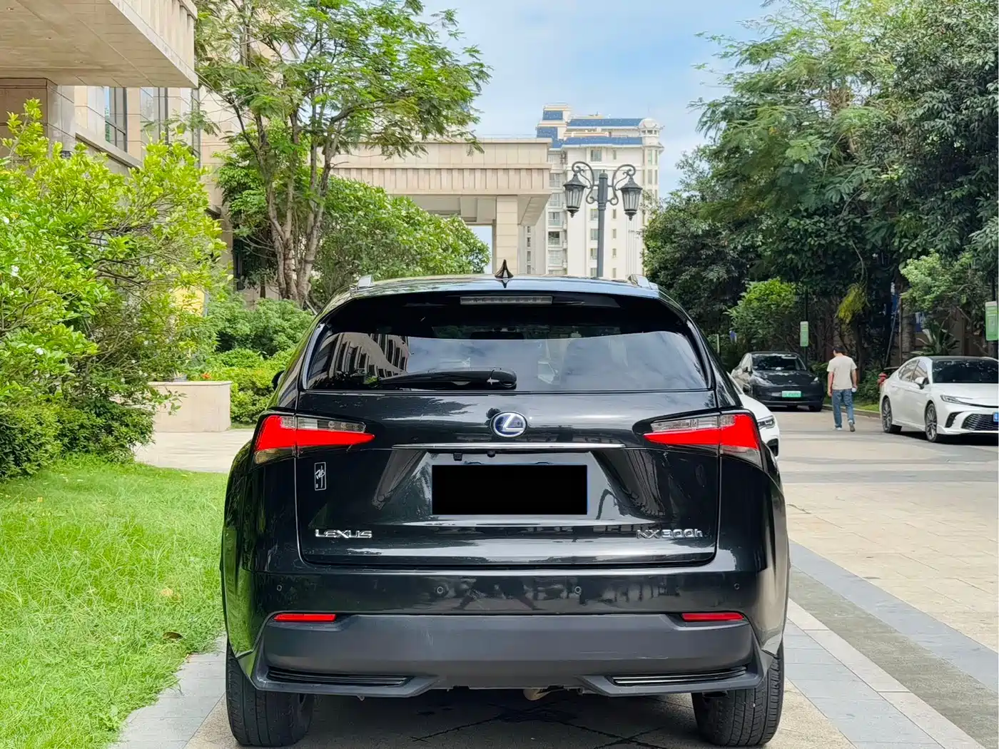 Lexus NX 2017 300h FWD Sharp Style Edition фото 5