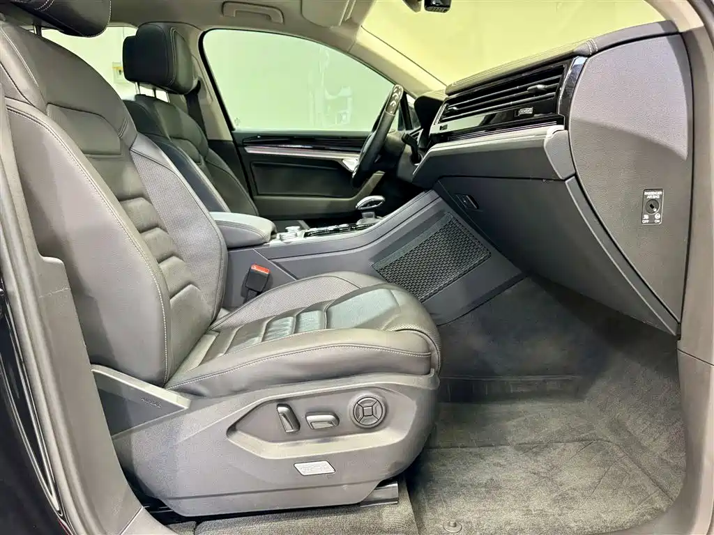 Volkswagen Touareg 2022 3.0TSI Rui Xiang Edition Gloss Black Sport Package фото 19