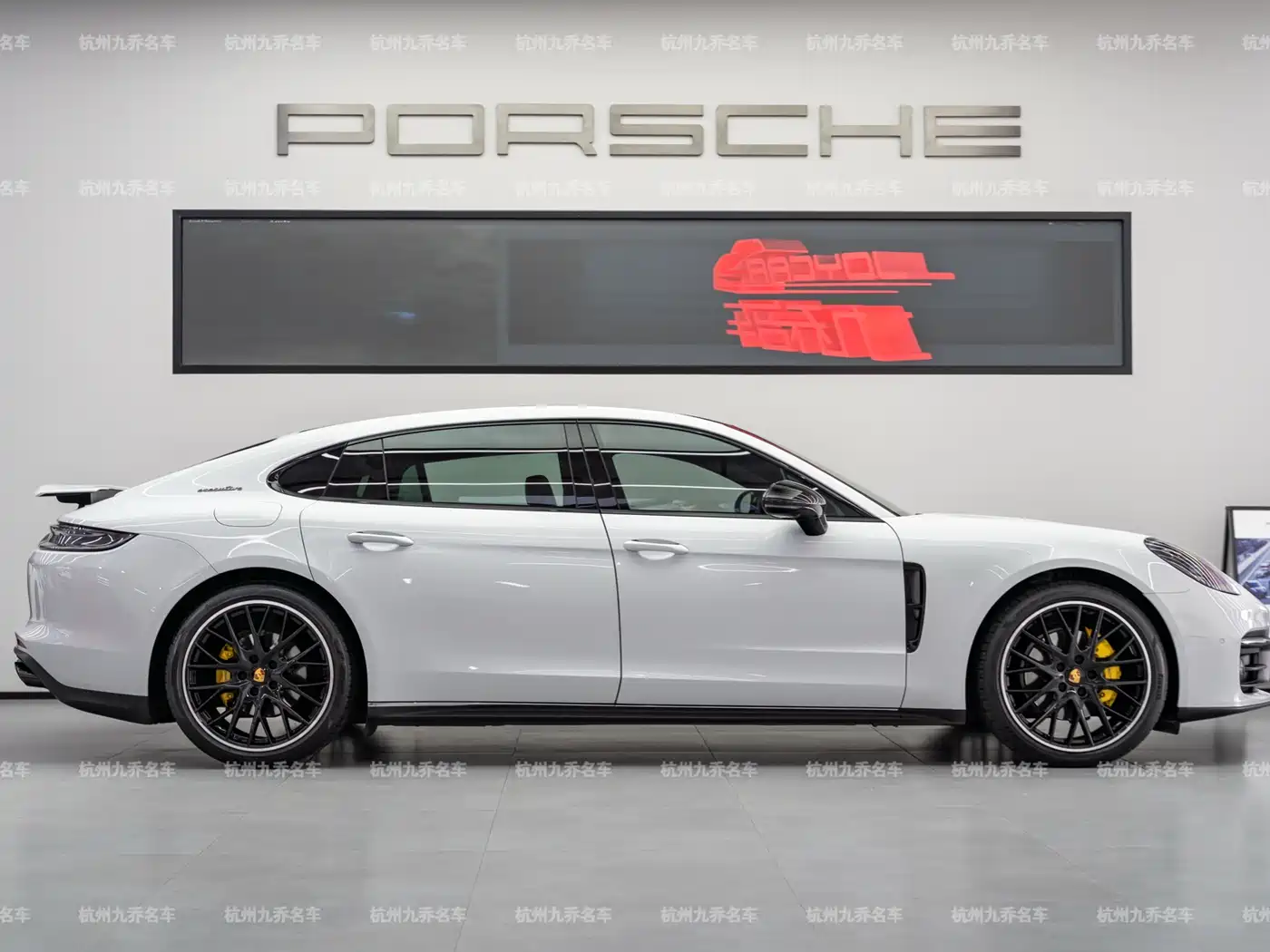 Porsche Panamera 2023 Panamera 4 Executive Long Wheelbase Platinum Edition 2.9T фото 4