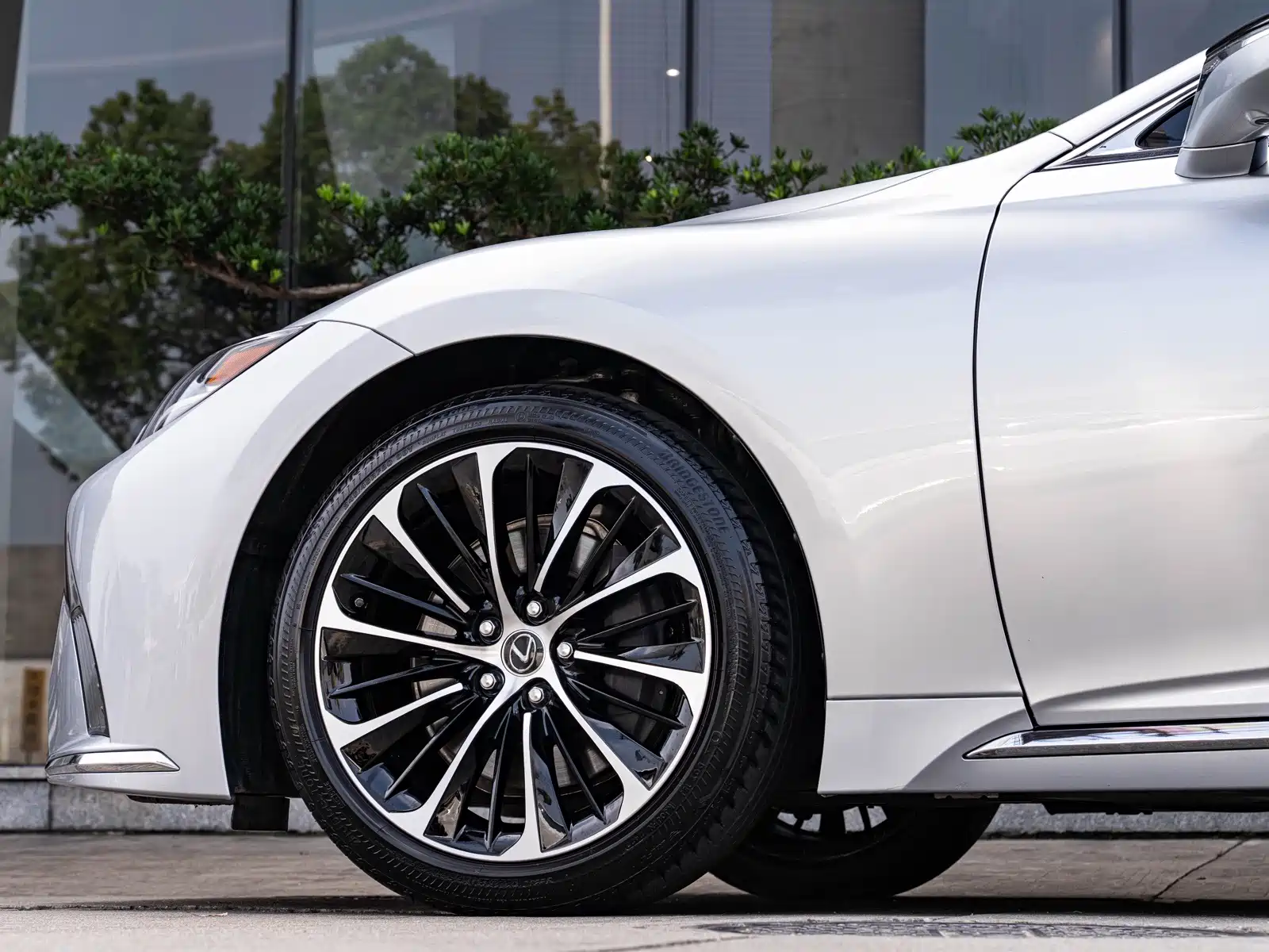 Фото 8 - Lexus LS