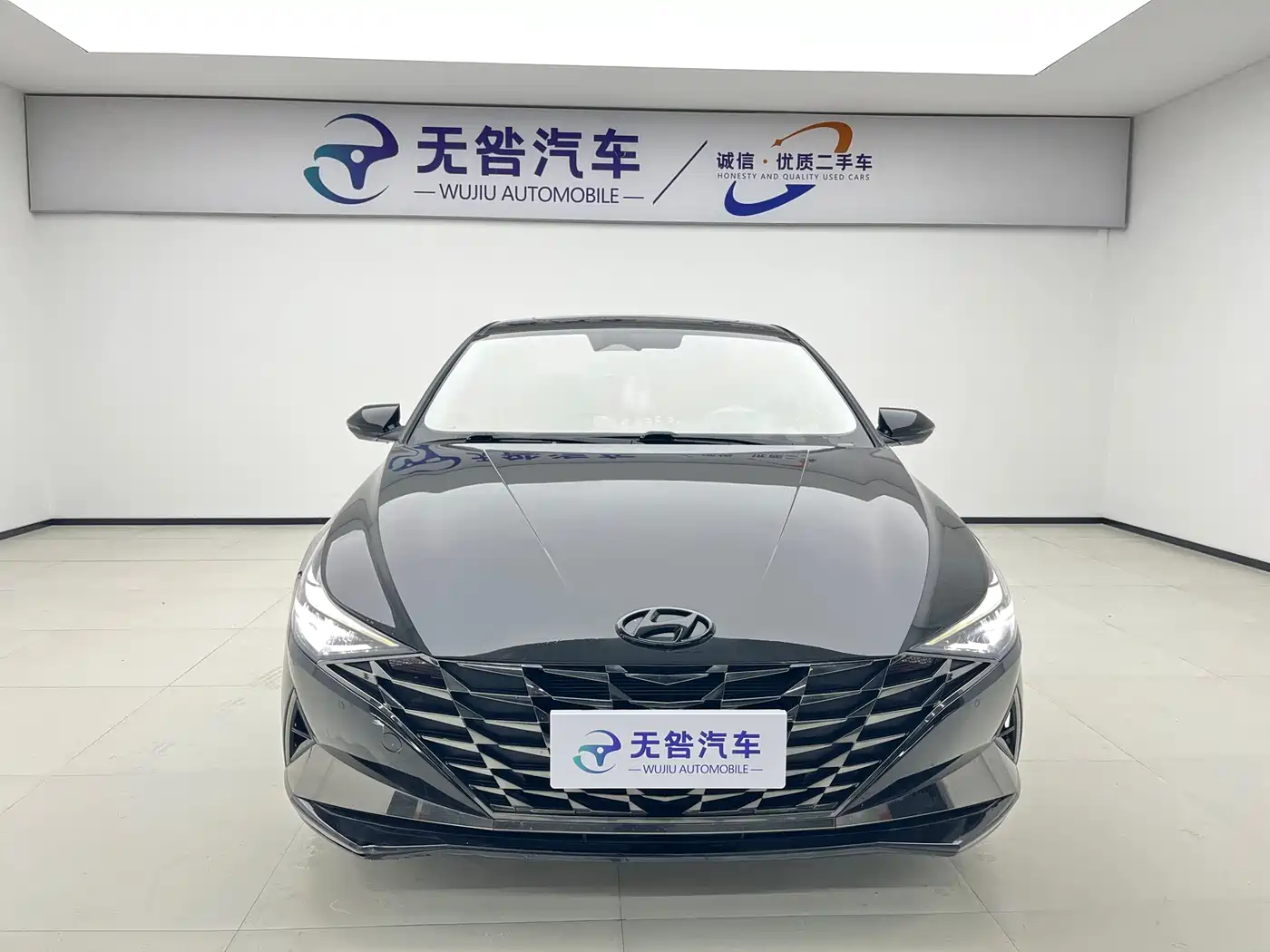 Hyundai Elantra 2022 1.5L CVT LUX Premium Edition фото 2