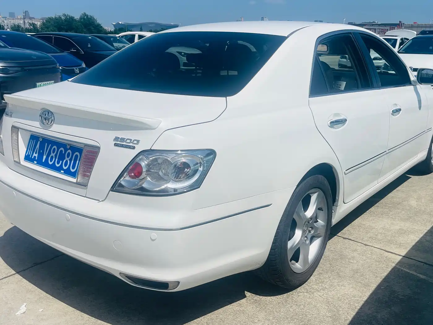Фото 4 - Toyota Reiz