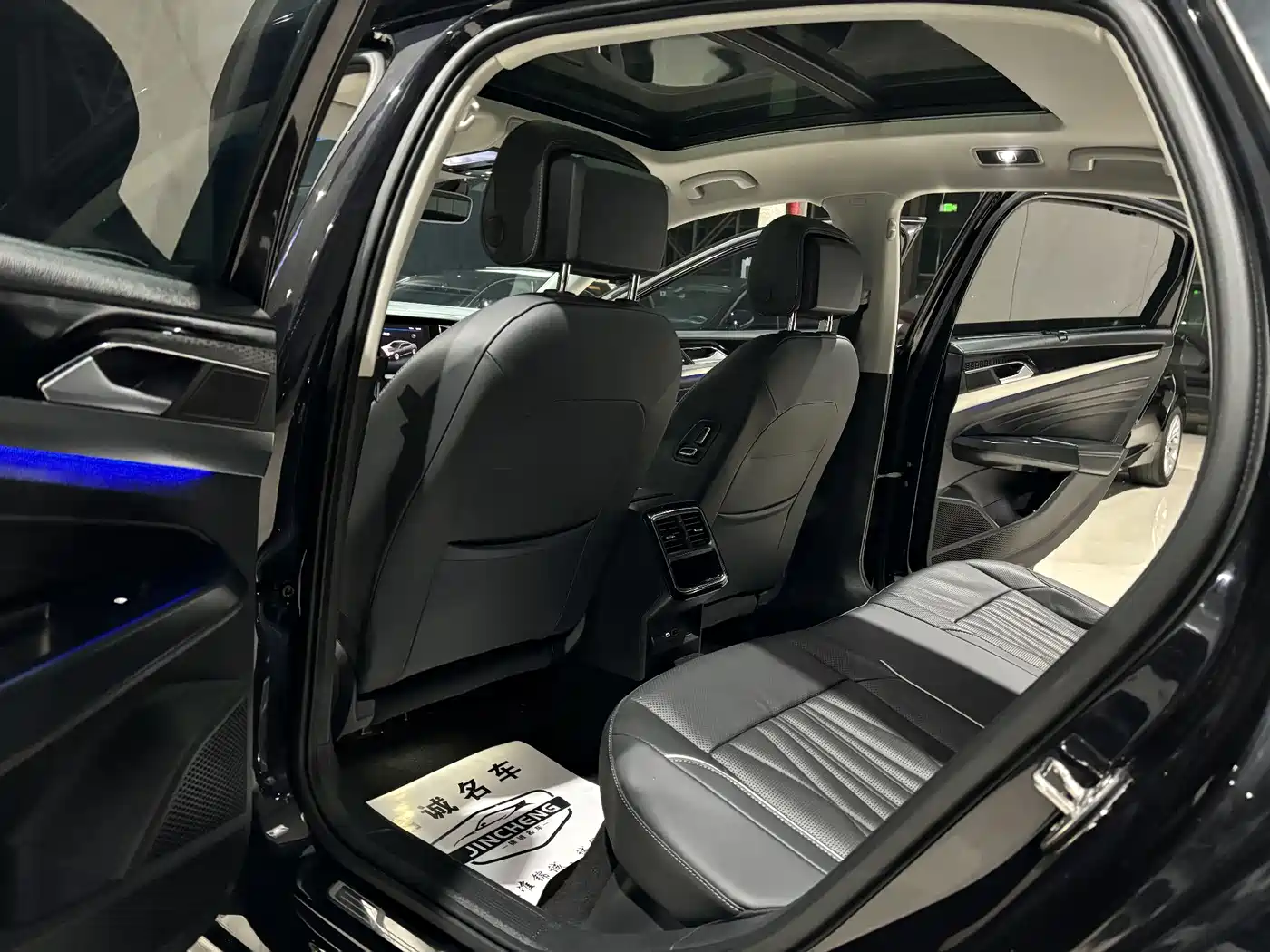 Volkswagen Passat 2022 330TSI Starlight Luxury Edition фото 9