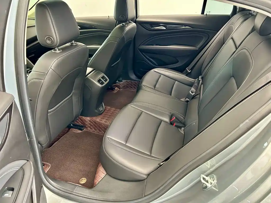 Photo 7 - Buick Regal