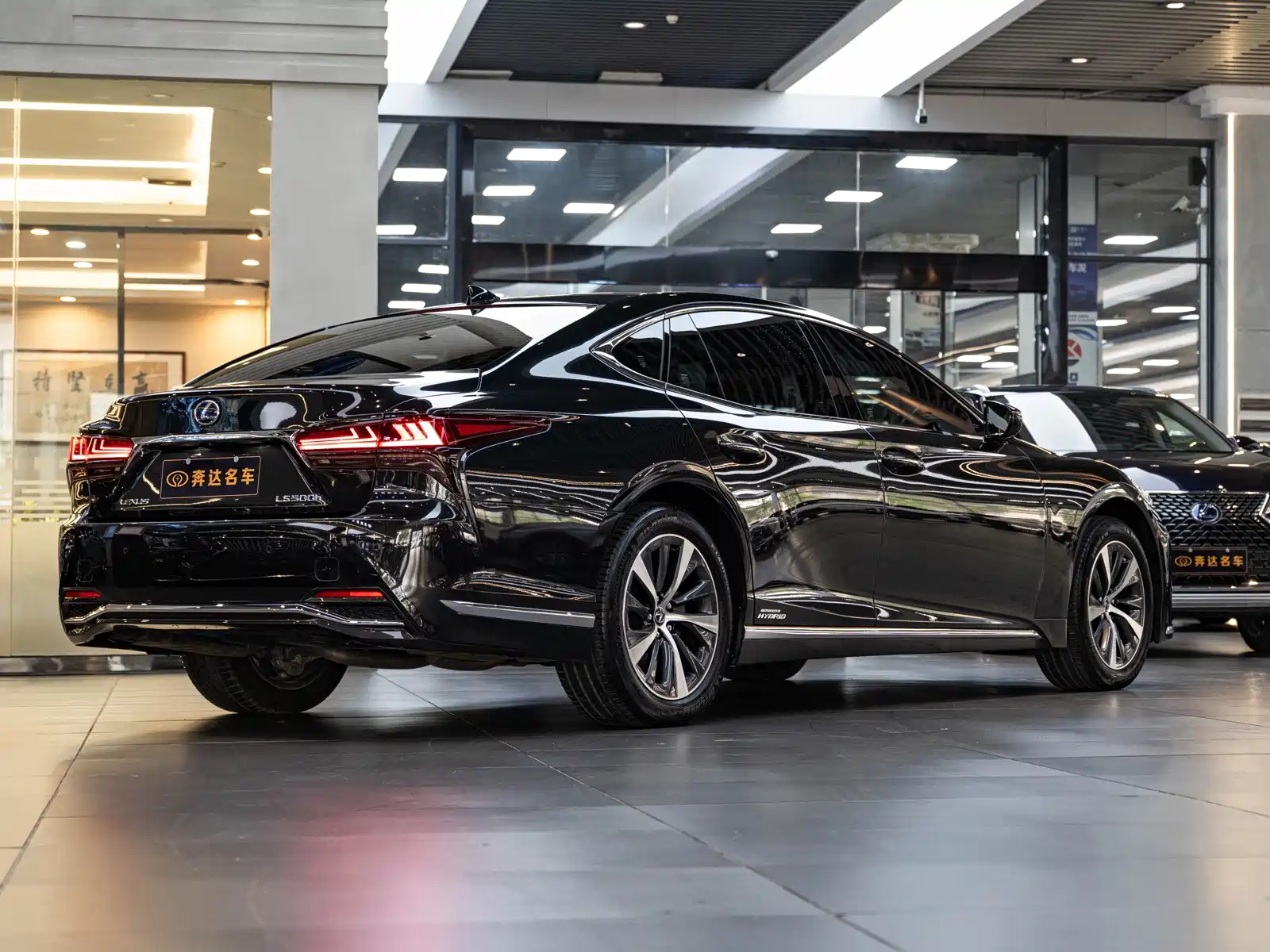 Фото 3 - Lexus LS
