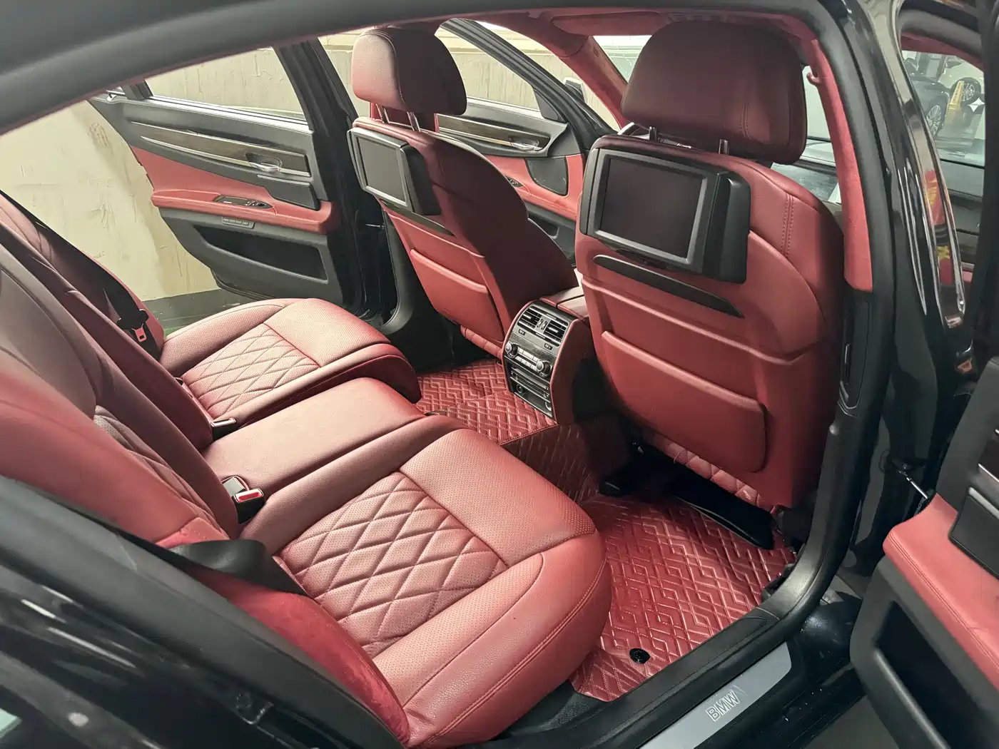 BMW 7 Series 2011 750Li xDrive фото 11