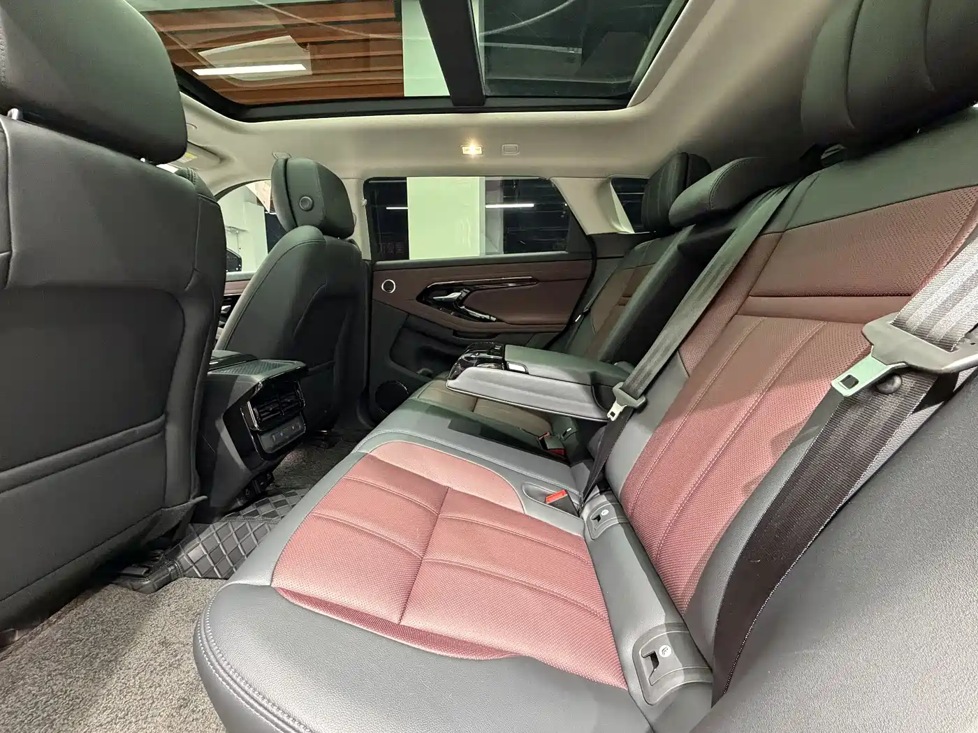 Land Rover Range Rover Evoque 2024 Range Rover Evoque L 249PS Light Master Edition фото 9