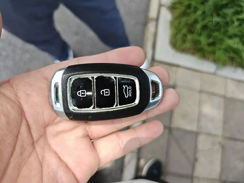 Hyundai Elantra 2021 1.5L CVT LUX Premium Edition фото 12