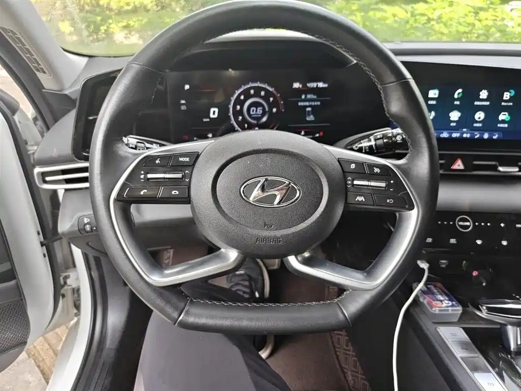 Hyundai Elantra 2021 1.5L CVT LUX Premium Edition фото 3