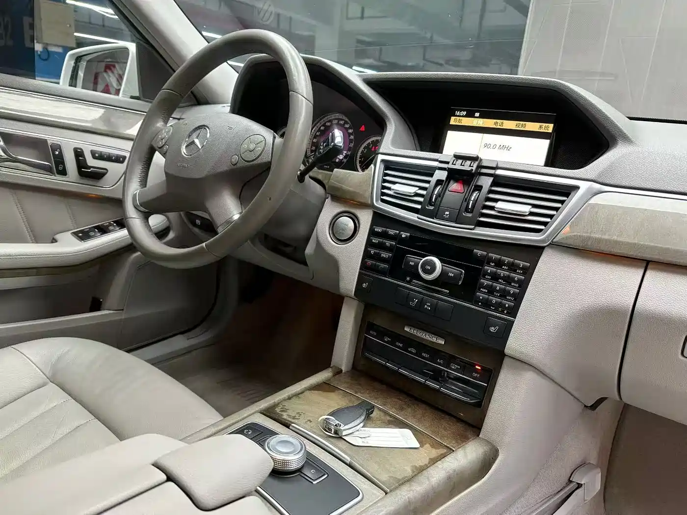 Mercedes-Benz E-Class (Import) 2010 Model E 300 Elegance Luxury Edition фото 8