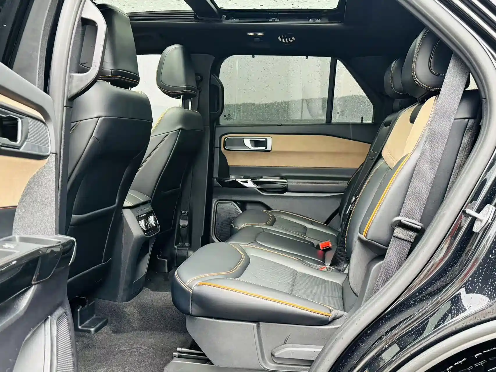 Photo 15 - Ford Explorer