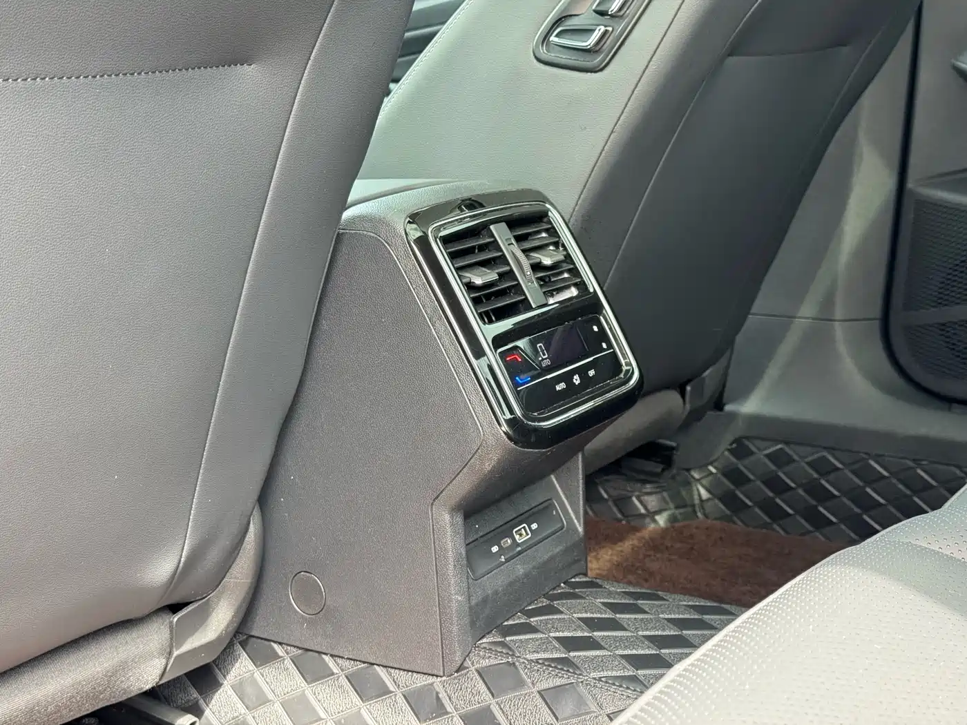 Volkswagen Passat 2024 380TSI Starlight Dragon Glory Edition фото 14