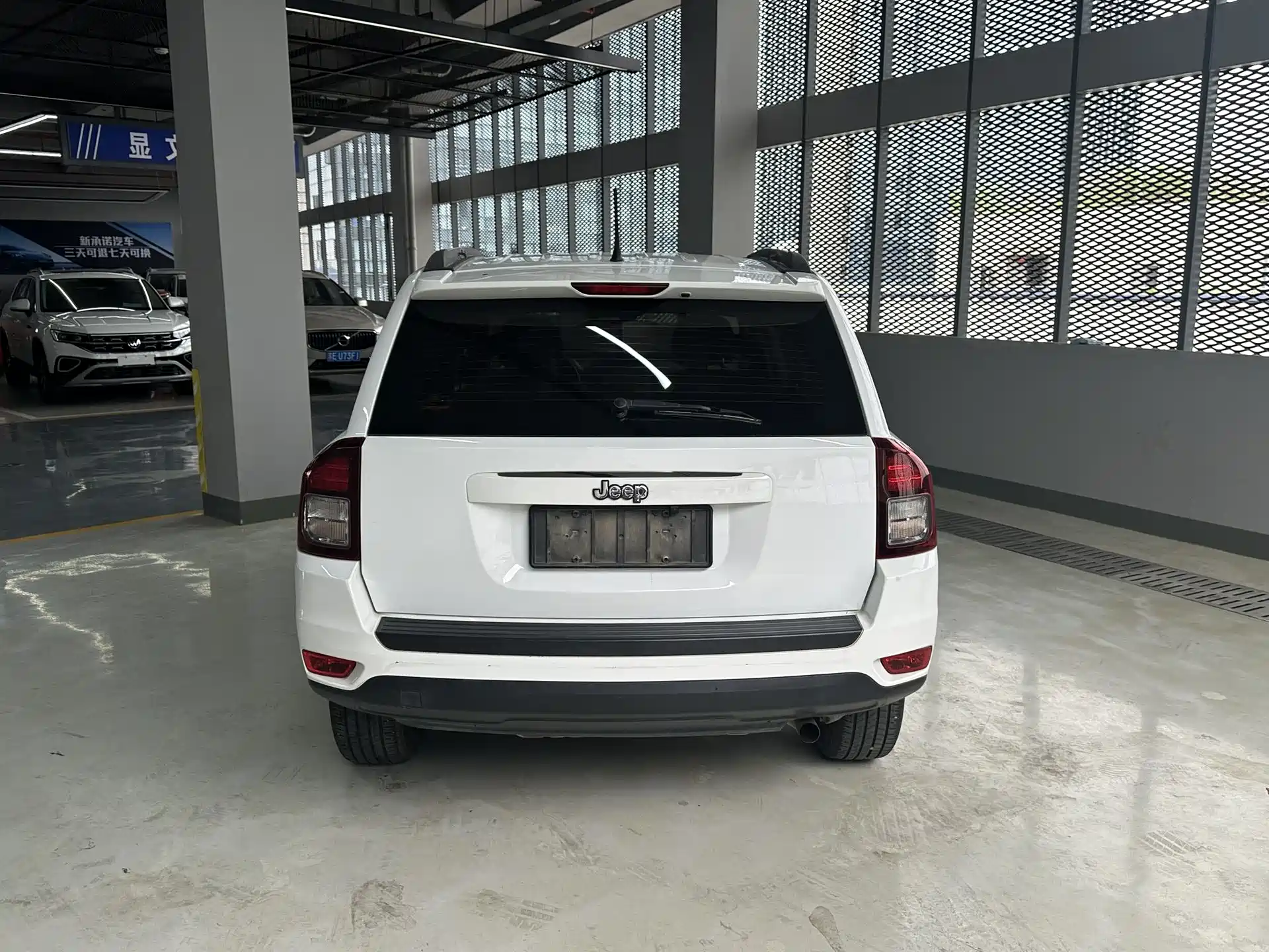 Photo 5 - Jeep Compass (Import)