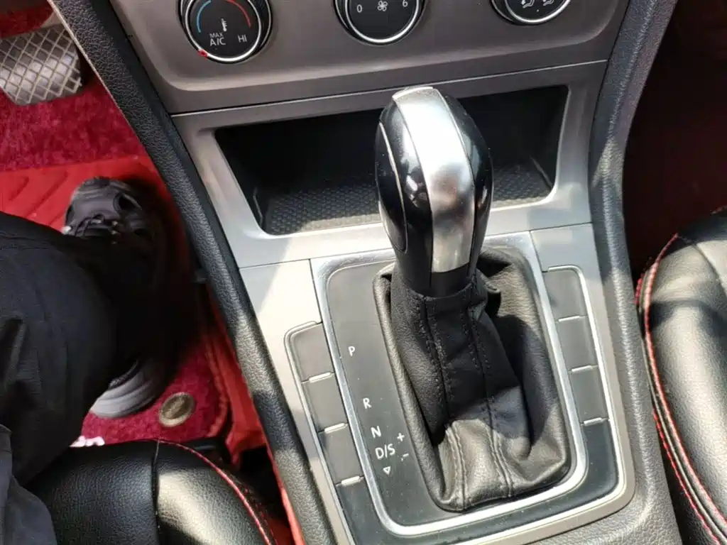 Volkswagen Golf 2014 1.6L Automatic Fashion Edition фото 14
