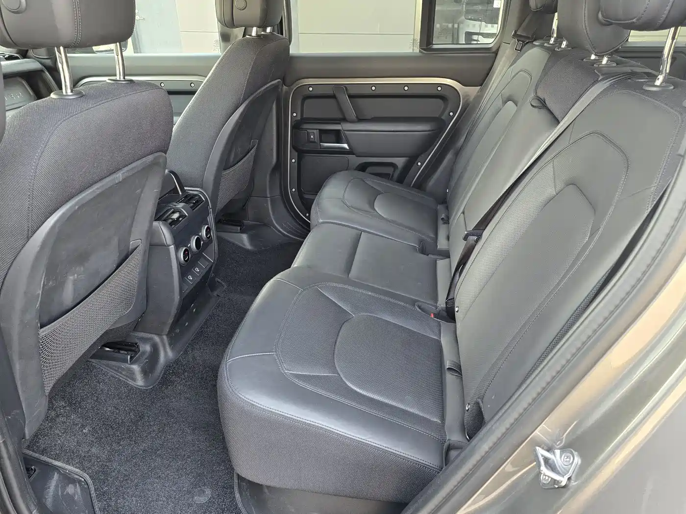 Land Rover Defender 2025 110 3.0T P400 X фото 13