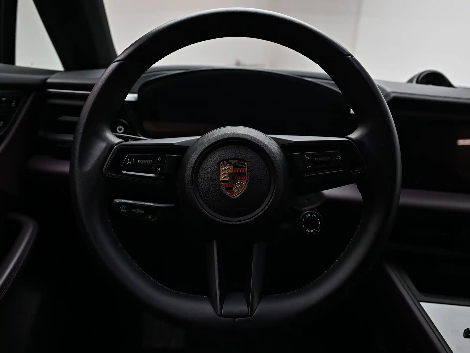 Фото 11 - Porsche Macan EV