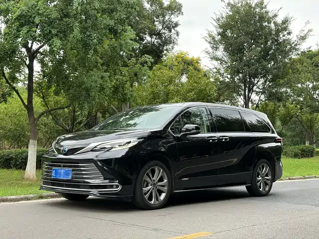 Toyota Sienna 2024 2.5L Hybrid Premium Edition — фото 1
