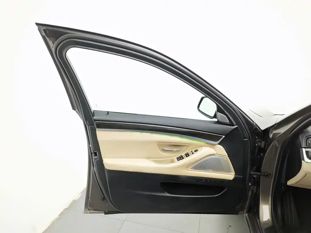 صورة 8 - BMW 5 Series