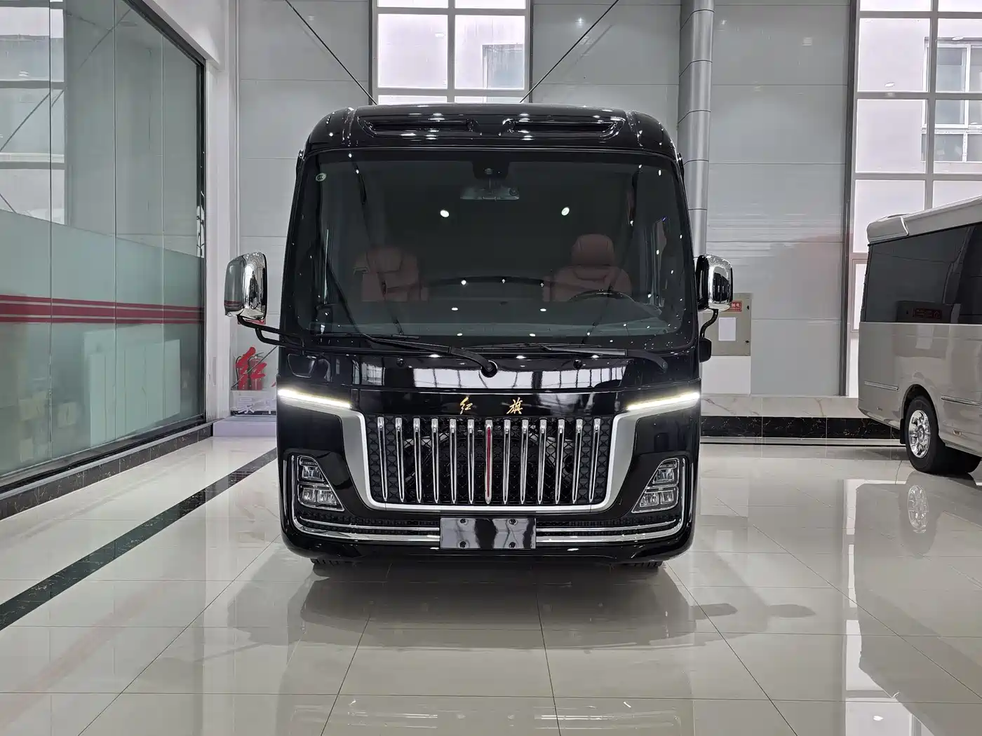 Hongqi Guoyue 2024 3.0T Flagship Edition 17-seater фото 2
