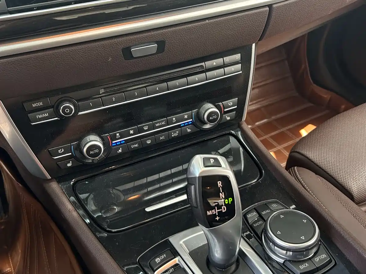 BMW 5 Series GT 2014 528i Luxury фото 15