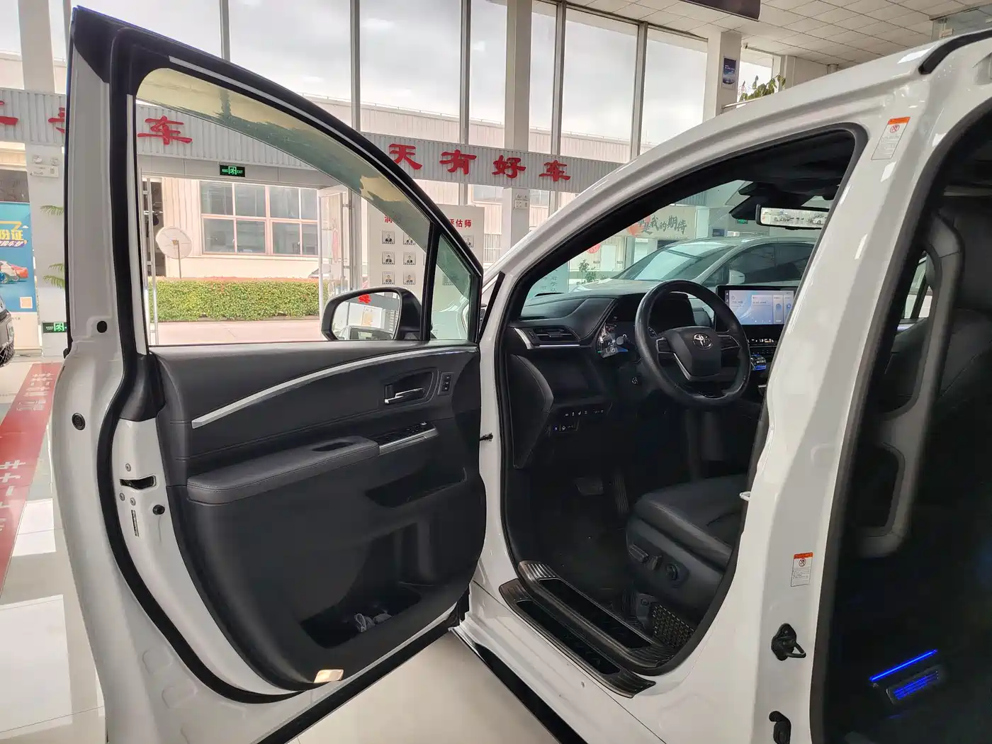 Toyota Granvia 2022 Model Year 2.5L Hybrid Flagship Edition фото 4
