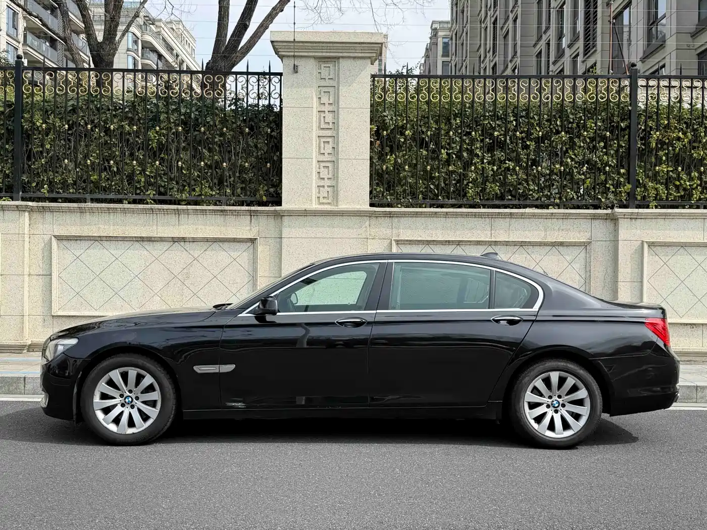 BMW 7 Series 2009 740Li Luxury фото 3